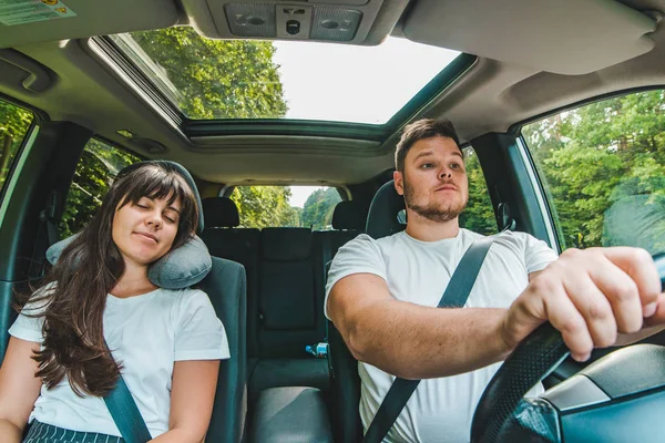 Paar Auto Müder Fahrer Roadtrip Sommerzeit — Stockfoto