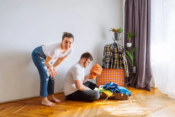 Männer Brauchen Hilfe Beim Packen Reisekonzept Mann Probiert Passende Kleidung — Stockfoto