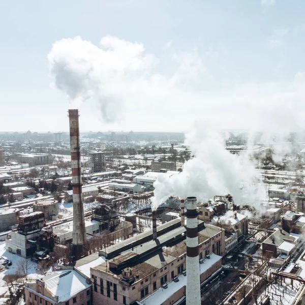 havadan görünümü duman kirliliği şehir fabrikadan. kış saati