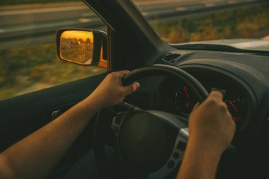 adam araba Otoban tarafından sunset Bulvarında. araba yolculuğu