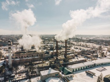 havadan görünümü duman kirliliği şehir fabrikadan. kış saati