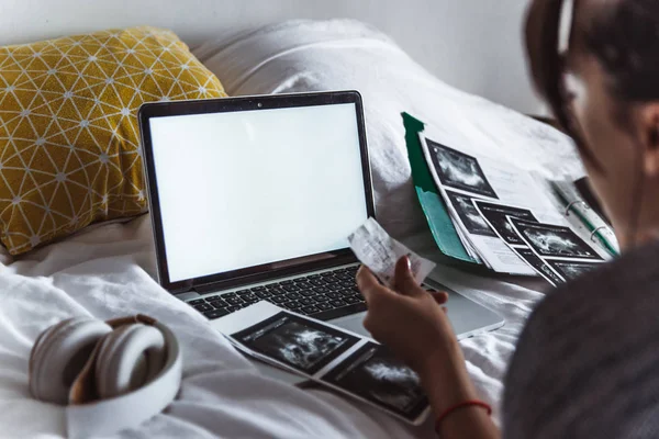 Amerikanska Ung Vuxen Kvinna Kontrollera Medicinska Resultat Laptop Med Vit — Stockfoto