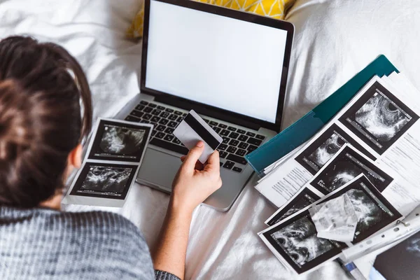 Amerikanska Ung Vuxen Kvinna Kontrollera Medicinska Resultat Håller Kortet Handen — Stockfoto