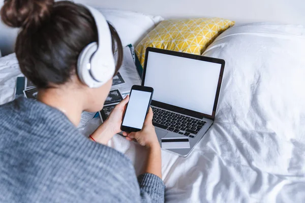 Vrouw Met Telefoon Bed Laptop Achtergrond Witte Lege Schermen Kopie — Stockfoto