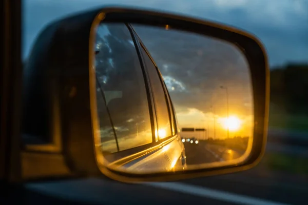 Auto Autostrada Tramonto Nel Riflesso Specchio Auto Viaggio Strada — Foto Stock