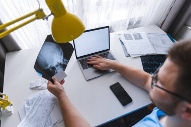 adam baş x-ray kontrol. Online doktor kontrol. Sağlık sigortası. kopya alanı