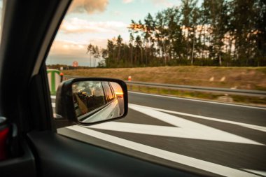 karayolu üzerinde araç. günbatımı araba ayna yansıması. araba yolculuğu