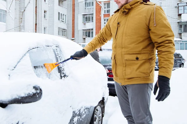 Mannen Rengöring Bilen Efter Snöstorm Gatorna Som Omfattas Snö — Stockfoto