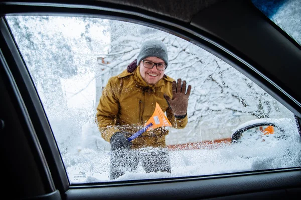 Hombre Sonriente Desguazando Coche Nieve Hielo Vista Desde Interior — Foto de Stock