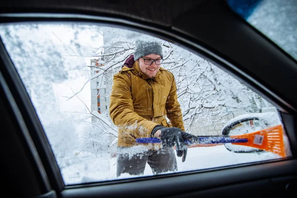 Hombre Sonriente Desguazando Coche Nieve Hielo Vista Desde Interior — Foto de Stock