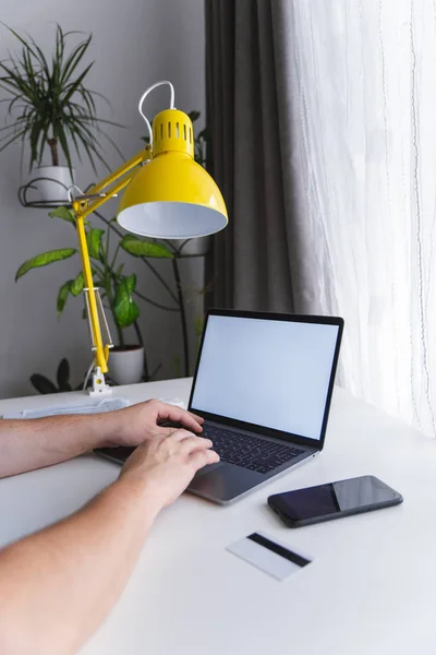 Mãos Homem Digitando Teclado Laptop Com Tela Branca Laptop Parece — Fotografia de Stock