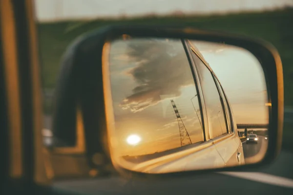 汽车在高速公路上 在汽车镜面反射的夕阳 公路旅行 — 图库照片