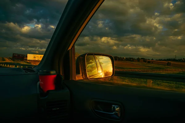 Ηλιοβασίλεμα Αντανάκλαση Στον Καθρέφτη Του Αυτοκινήτου Στον Αυτοκινητόδρομο Οδικό Ταξίδι — Φωτογραφία Αρχείου