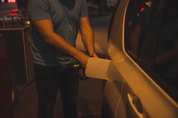 Hombre Repostando Coche Por Noche Gasolinera — Foto de Stock