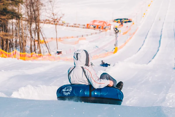 Person Rutscht Vom Verschneiten Hügel Hinunter Snow Tubing Winteraktivitätskonzept — Stockfoto