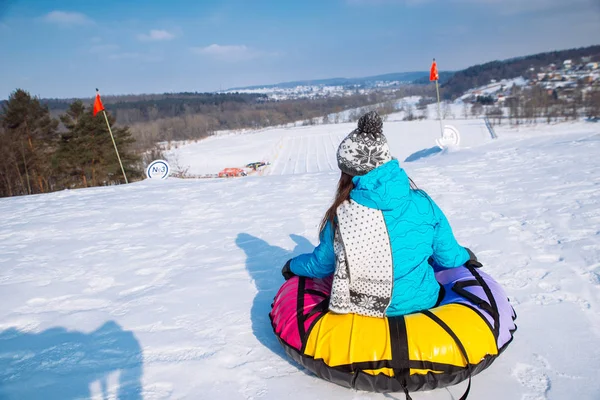 少女雪冬の活動の概念後ろから丘の上からチューブ — ストック写真