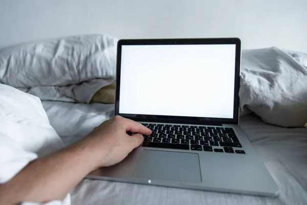 Homem Trabalhando Cama Laptop Tela Branca Espaço Cópia — Fotografia de Stock