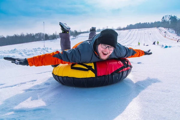 Mann Snow Tubing Von Hügel Winteraktivitätskonzept — Stockfoto