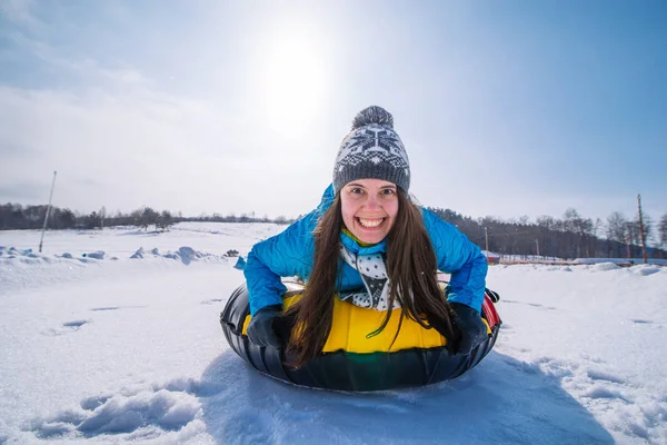 年轻的微笑的女人坚持雪橇 冬季活动概念 — 图库照片