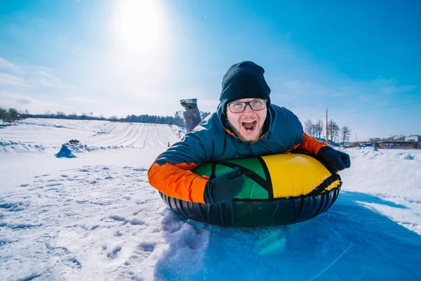 Homme Tubulure Neige Colline Concept Activité Hivernale — Photo