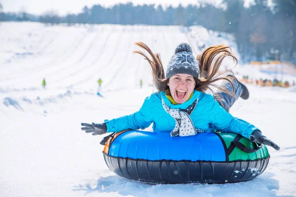 Junge Lächelnde Mädchen Fahren Schlitten Snow Tubing Hügel Winter Aktivitätskonzept — Stockfoto