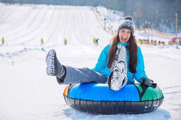 Junge Lächelnde Mädchen Fahren Schlitten Snow Tubing Hügel Winter Aktivitätskonzept — Stockfoto