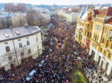 Lviv, Ukrayna - 6 Nisan 2018: Alayı ile büyük bir haç. Seyirciler onların tapınak Tapınak'a yürüyor