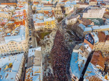 Lviv, Ukrayna - 6 Nisan 2018: Alayı ile büyük bir haç. Seyirciler onların tapınak Tapınak'a yürüyor