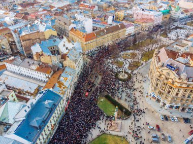 Lviv, Ukrayna - 6 Nisan 2018: Alayı ile büyük bir haç. Seyirciler onların tapınak Tapınak'a yürüyor