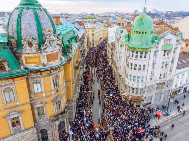Lviv, Ukrayna - 6 Nisan 2018: Alayı ile büyük bir haç. Seyirciler onların tapınak Tapınak'a yürüyor