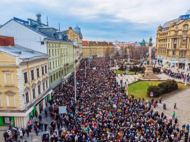 Lviv, Ukrayna - 6 Nisan 2018: Alayı ile büyük bir haç. Seyirciler onların tapınak Tapınak'a yürüyor