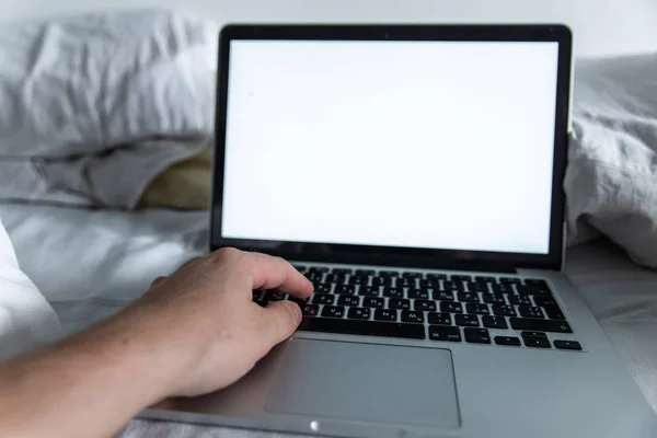Homem Trabalhando Cama Laptop Tela Branca Espaço Cópia — Fotografia de Stock
