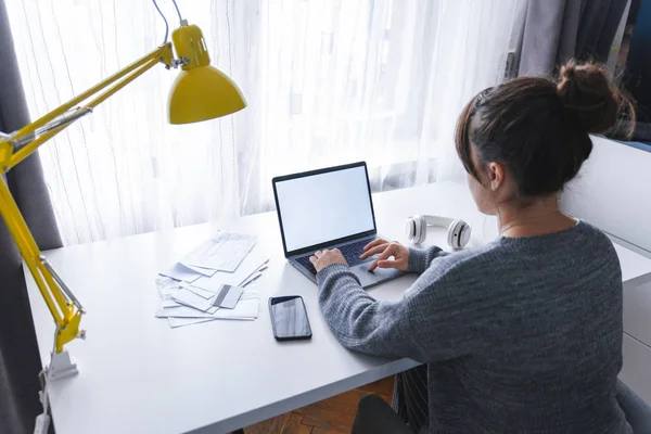 Femme Assise Maison Travaillant Sur Ordinateur Portable Écran Blanc Espace — Photo