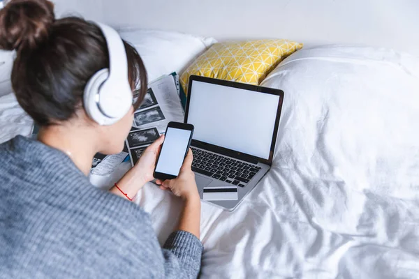 Mujer Usando Teléfono Cama Portátil Fondo Pantallas Blancas Vacías Espacio —  Fotos de Stock