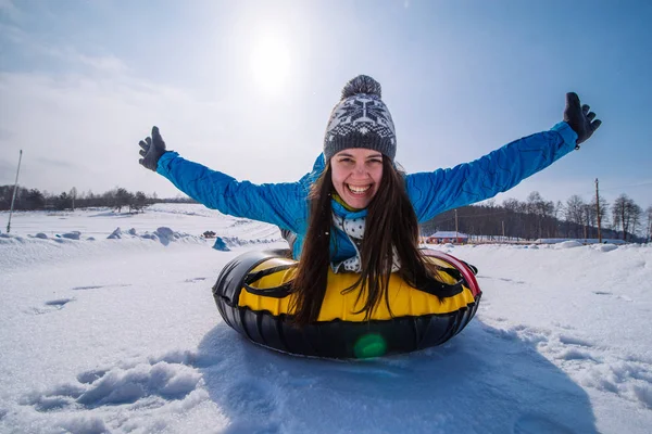 Jovem Mulher Bonita Tubos Neve Levantar Mãos Para Cima Deslize — Fotografia de Stock