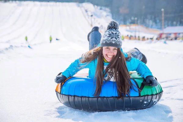 Giovane Sorridente Ragazza Cavalcare Slitta Snow Tubing Collina Inverno Attività — Foto Stock