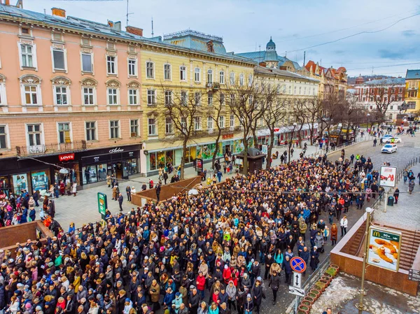Lviv, Ukrayna - 6 Nisan 2018: Alayı ile büyük bir haç. Seyirciler onların tapınak Tapınak'a yürüyor