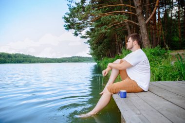 adam güzel göl manzaralı kahve içme