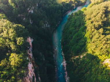 dağ nehir kanyon ile hava görünümünü temizleyin masmavi Nehri