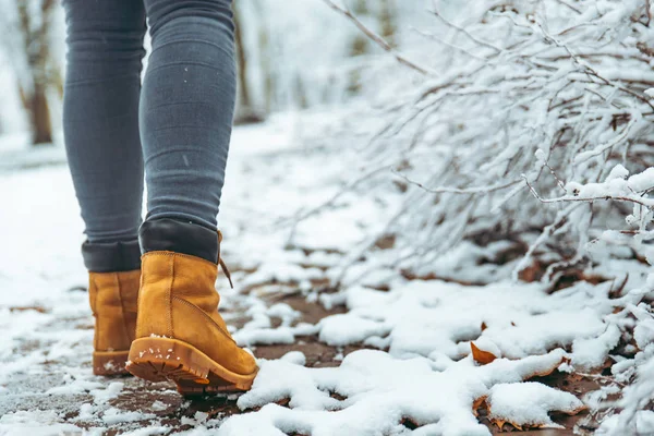 Mulher Botas Inverno Neve Perto Com Jeans Cinza — Fotografia de Stock