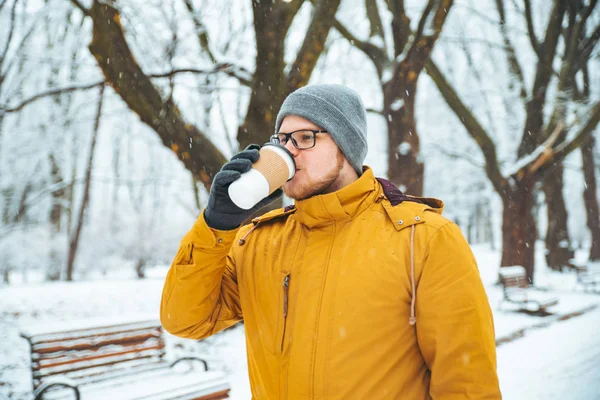 Человек Пьет Кофе Городском Парке Образ Жизни Случайно Снежная Зима — стоковое фото