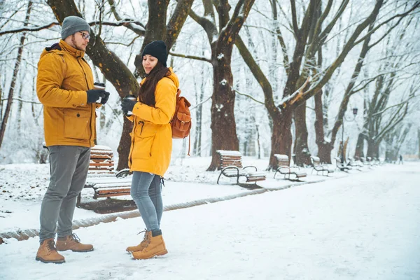 Ζευγάρι Πόδια Από Πάρκο Του Χιονισμένου Πόλη Μιλάμε Κοινωνικοποίηση Ρομαντική — Φωτογραφία Αρχείου