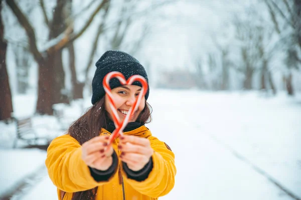 Jonge Vrouw Spelen Gesneeuwde Stadspark Kerst Snoepjes Concept — Stockfoto