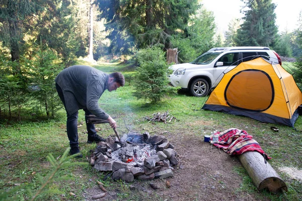 Hombre Encender Fuego Bosque Coche Con Tienda Amarilla Fondo Camping — Foto de Stock