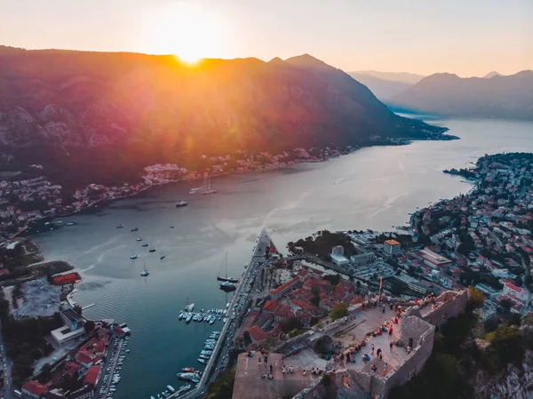 Vista aérea de la bahía kotor con la ciudad kotor en la puesta del sol —  Fotos de Stock