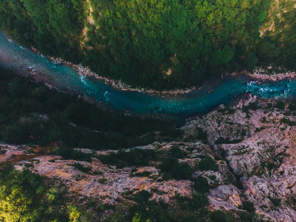Letecký pohled na horské řeky v kaňonu s vymazat azure řeka — Stock fotografie