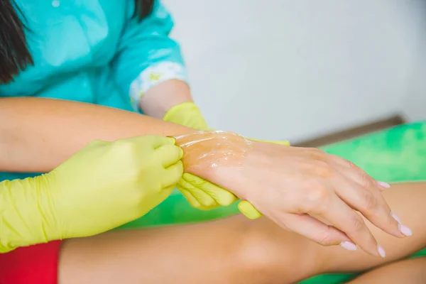 Γυναίκα Κάνει Γλυκασμός Στο Κέντρο Αισθητικής Έννοια Ομορφιά Αποτρίχωση Χέρια — Φωτογραφία Αρχείου