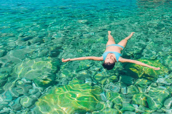 Žena Plavání Zádech Jasné Modré Mořské Vody Letní Dovolená Koncept — Stock fotografie