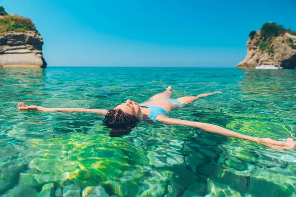 Wanita Berenang Belakang Air Laut Biru Jernih Konsep Liburan Musim — Stok Foto