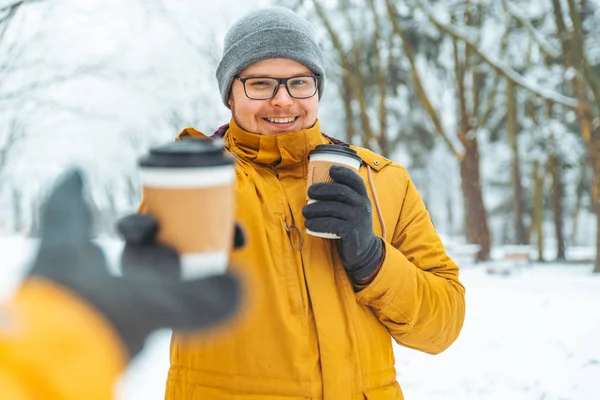 Man Brengen Koffie Gaan Voor Vrienden Gesneeuwde Stadspark Winterseizoen — Stockfoto